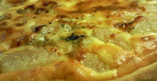 Французский пирог-киш с грушами, Рокфором и ореховым соусом