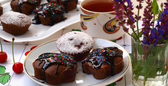 Шоколадные кексы с вишней