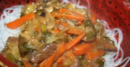 Универсальная пикантная подлива из говядины с овощами к любому гарниру (в мультиварке)