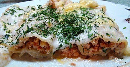 Каннеллони с мясной начинкой под соусом бешамель