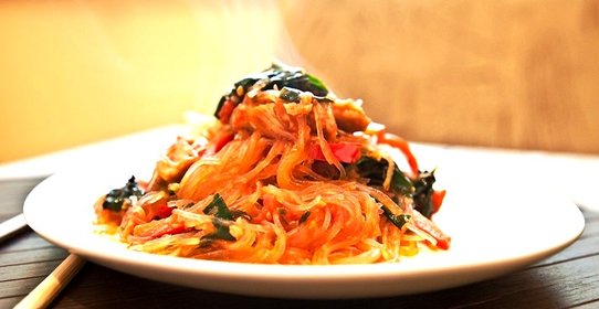 Стеклянная лапша с индейкой и шпинатом