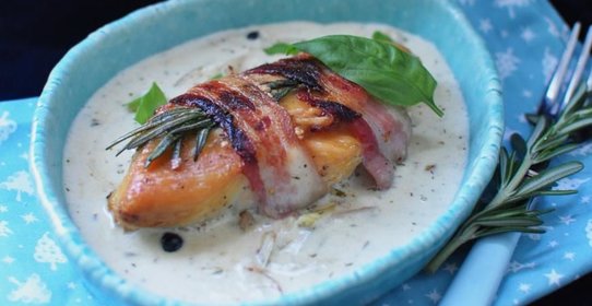 Куриная грудка в беконе с соусом из горгонзолы