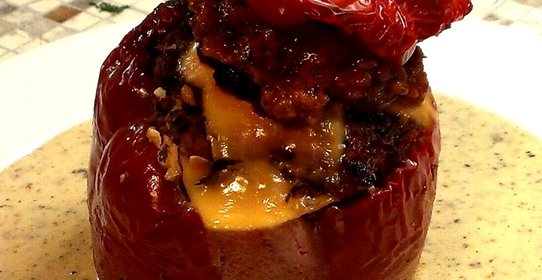 Фаршированный перец с томатным соусом