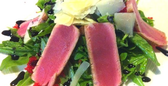 Салат из рукколы и тунца