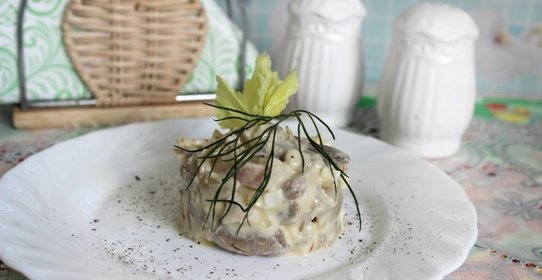 Салат с кальмарами и жареными шампиньонами по - нормандски