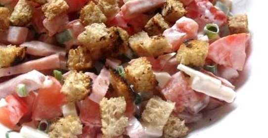 Салат с помидором, копченым сыром и сухариками