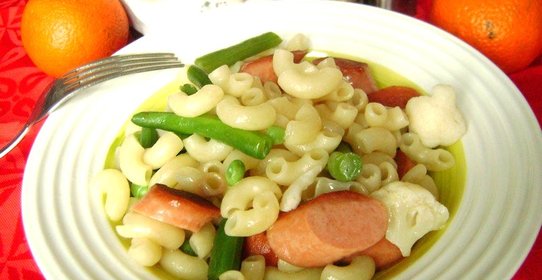 Макароны с сосисками и овощами