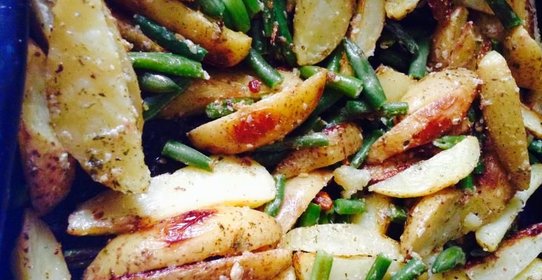 Запечённый картофель с фасолью и кунжутом