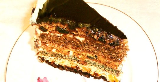 Сметанный торт с маком и сухофруктами