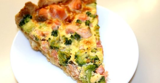 Пирог с лососем и брокколи