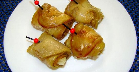 Рулетики из баклажан с огурцом и чесноком