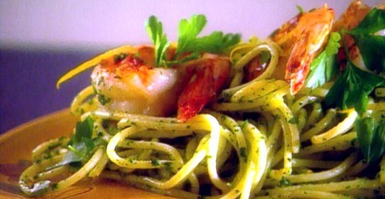 Спагетти с соусом песто из рукколы и королевскими креветками