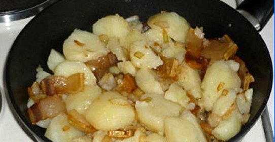 Картофель обжаренный со шкварками