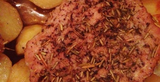 Духовая свинина с картофелем и зеленью