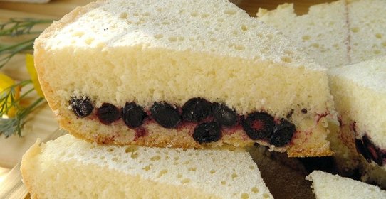 Шарлотка с ягодами