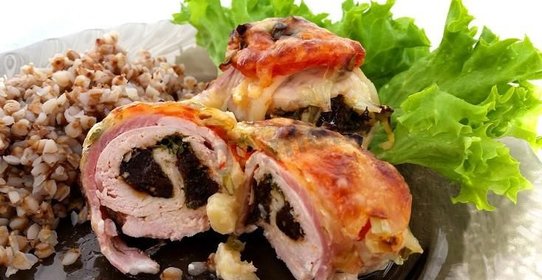 Рулеты из куриного филе с зеленью и черносливом