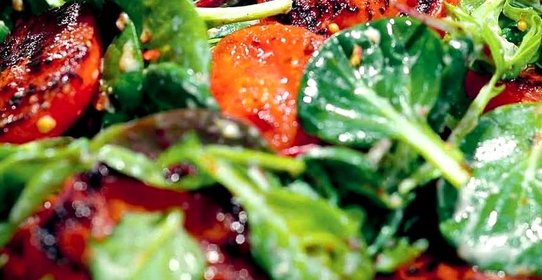 Салат с жареными томатами