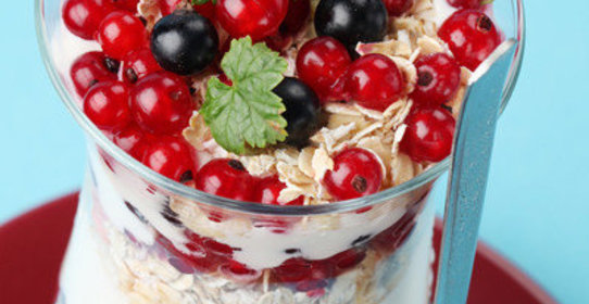 Йогуртовое парфе со смородиной и мюсли
