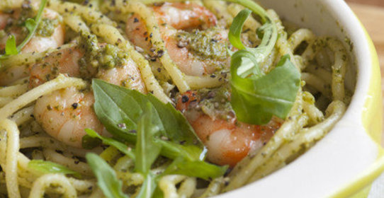 Спагетти с соусом песто и королевскими креветками