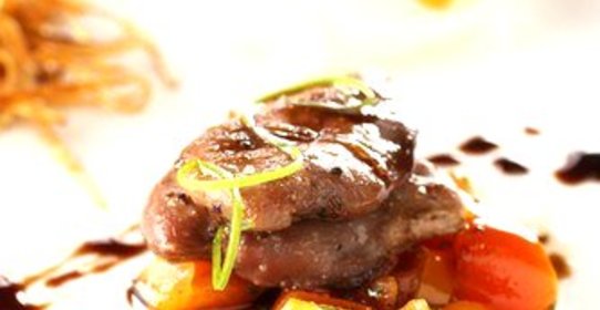 Утиные грудки в специях с салатом из персиков и чили