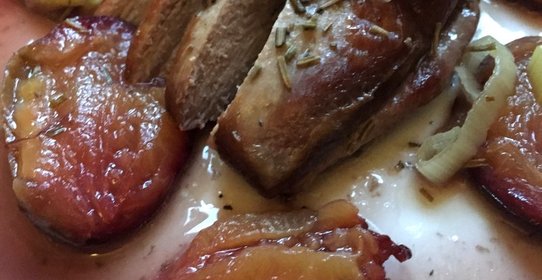 Утиная грудка со сливами и пореем