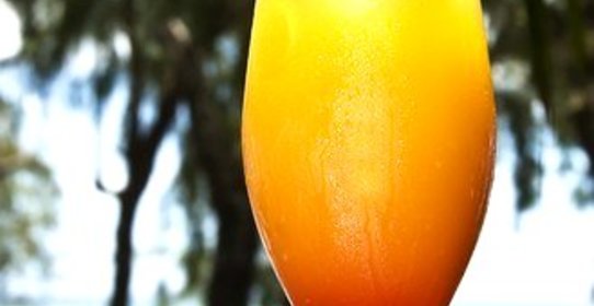 Коктейль из шампанского с апельсиново-ананасовым соком