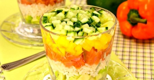 Салат с семгой, авокадо и рисом