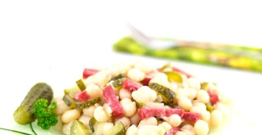 Салат из фасоли с копченой колбасой