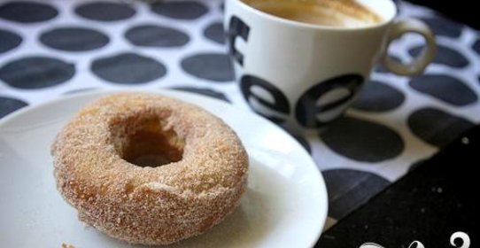 Пончики с ванильной глазурью и посыпкой