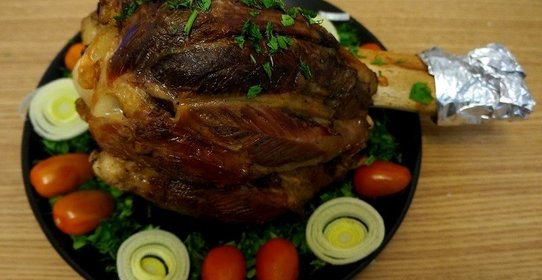 Запеченная говяжья рулька