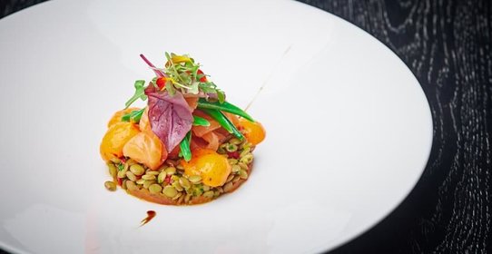 Салат из лосося с чечевицей и муссом из красного перца