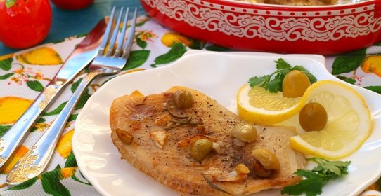 Филе тилапии запечённое с лимоном и оливками