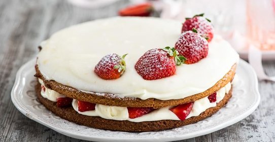 Торт сметанный с клубникой