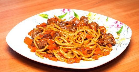 Спагетти со свининой в пряном соусе