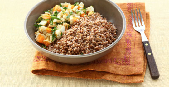 Гречка с вареными яйцами и зеленью