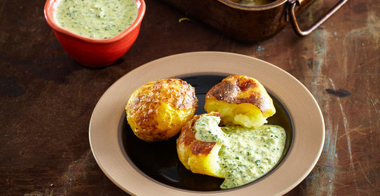 Дважды приготовленный молодой картофель с соусом из тхины