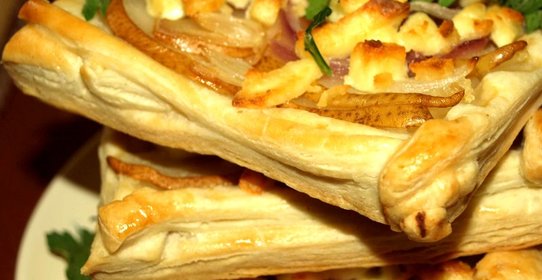 Слойки с грушей, ялтинским луком и адыгейским сыром