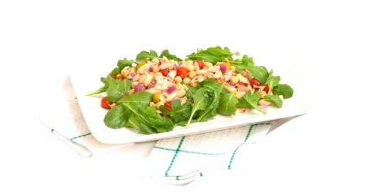 Салат из рукколы, тунца и белой фасоли