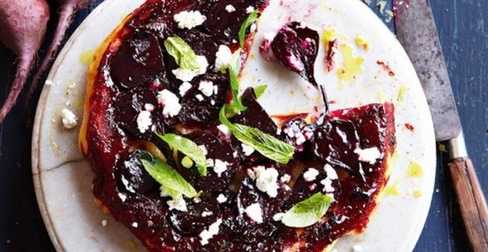 Свекольный пирог с козьим сыром