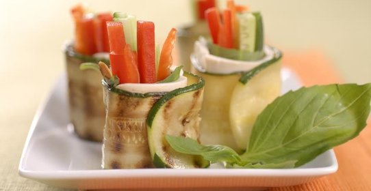 Рулетики из цукини с моцареллой