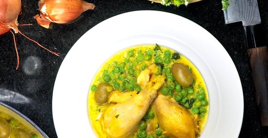 Курица с шафраном, оливками и горошком
