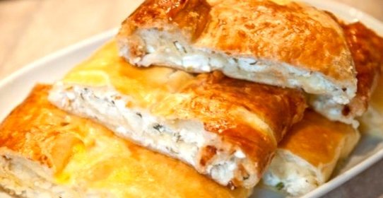 Рулет из слоеного теста с творогом