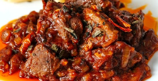 Говядина в томатном соусе с карри