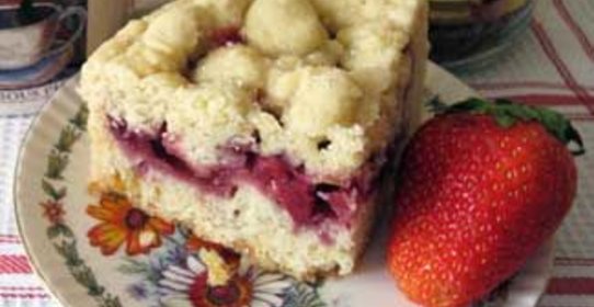 Обсыпной клубничный пирог