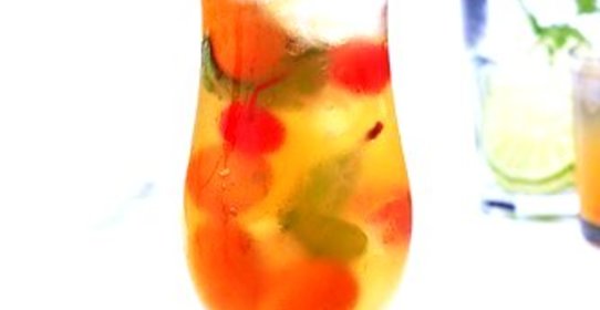 Летний фруктовый пунш с шампанским