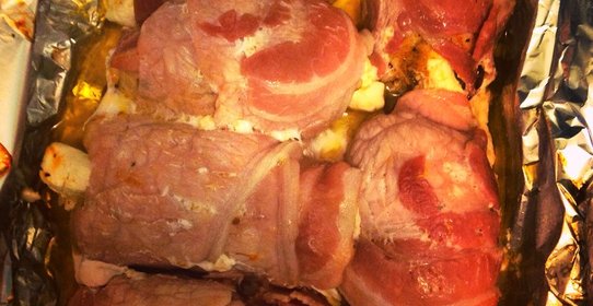 Рулетики из куриного филе в беконе с сыром фета и помидорами