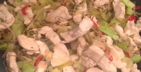 Курица с зелеными овощами и бобовыми проростками