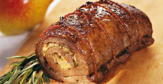 Рулет из говядины с грушами и сыром
