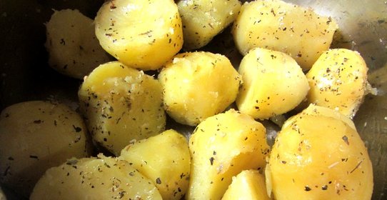 Вареный молодой картофель с петрушкой и оливковым маслом