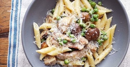 Паста с курицей, грибами и зеленым горошком